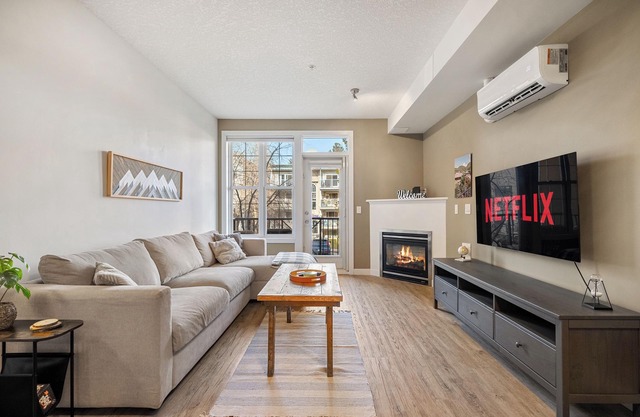 Downtown River Condo: A/C, near Saddledome, Free Underground Parking, King Bed