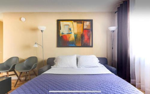 Downtown River Valley Bachelor Suite Condo, NON Smoking, 12 inches Queen Bed, Beautiful Minimalist, very convenient every where