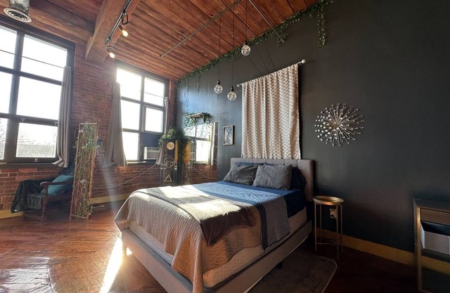 Downtown: River Views & Vintage Vibes