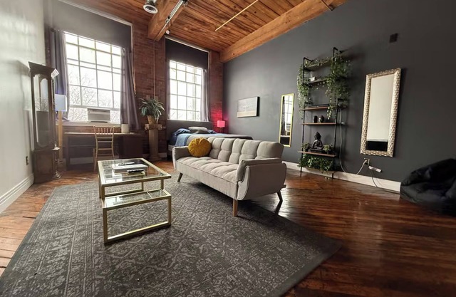Downtown: Riverfront Chillout Loft w Projector