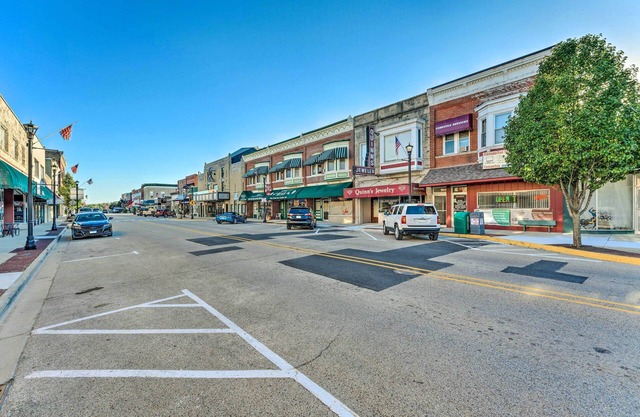 Downtown Rochelle Apt - Walk to Restaurants!