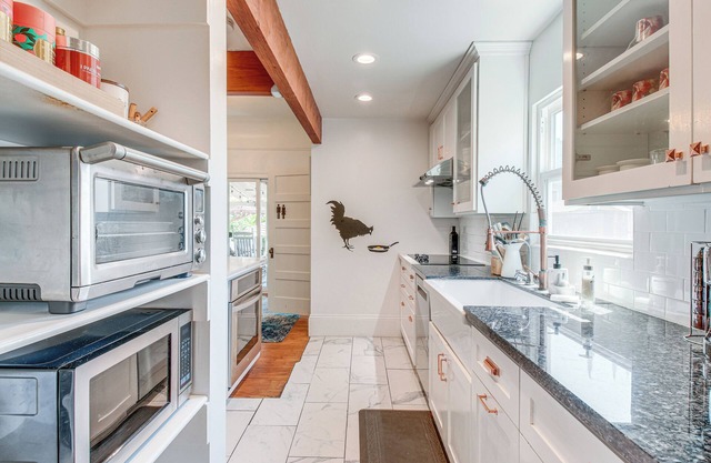 Downtown San Jose Apt w/ Deck: 1 Mi to SAP Center!