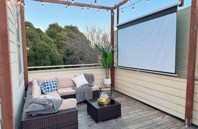 Downtown SF retreat: luxury stay, outdoor cinema