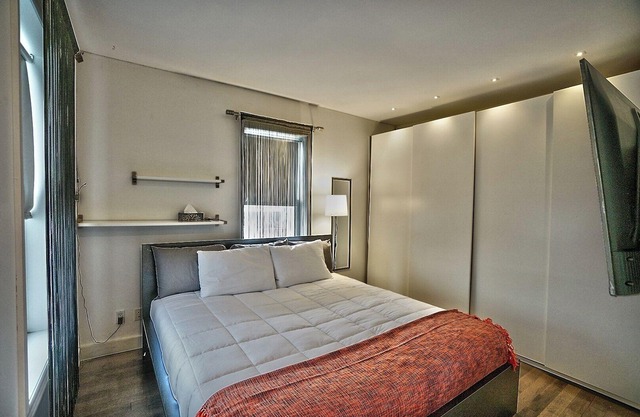 Downtown Sherby: Central, Parking, King Bed, Sleeps 3