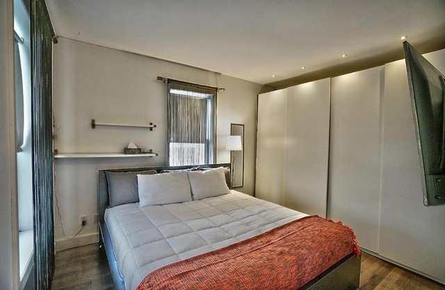 Downtown Sherby - Central, Parking, King Bed, Sleeps 3
