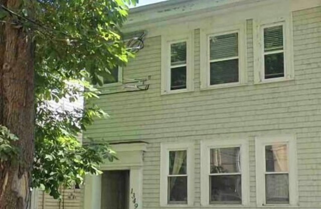 Downtown South end central suite- parking included!