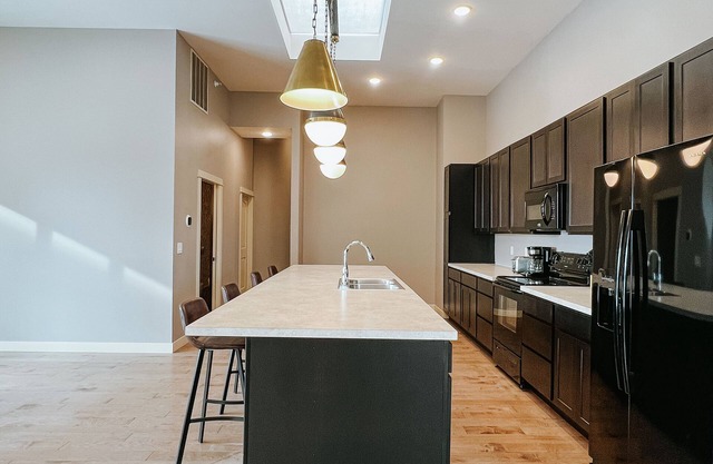 Downtown Spacious Condo, 4 Bedrooms, 4 Bathroom