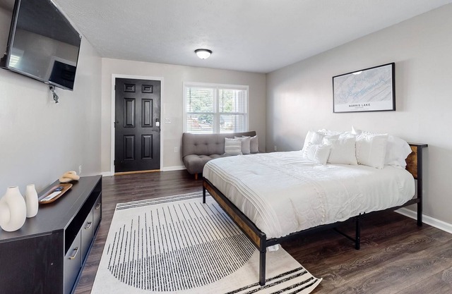Downtown studio with full kitchen, BBQ area, firepit, fast WiFi, streaming, AC