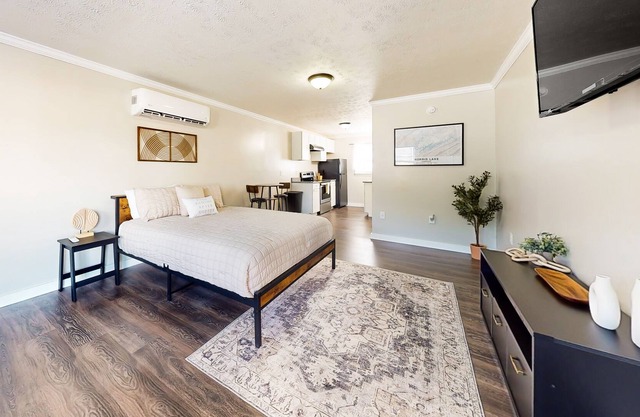 Downtown studio with full kitchen, BBQ area, firepit, fast WiFi, streaming, AC