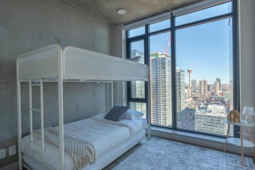 Downtown Sunny Highrise Corner Condo Sleeps 7