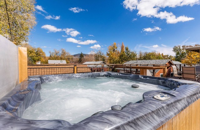 Downtown Townhouse w/Hot Tub, A/C & Sleeps 8!