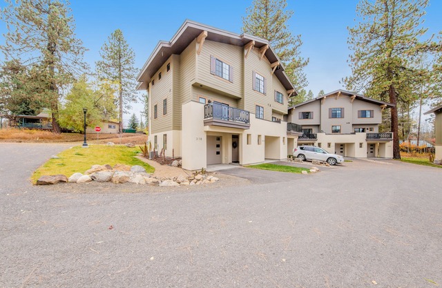 Downtown townhouse with fireplace - walk to Payette Lake & restaurants