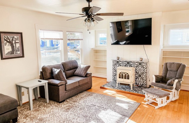 Downtown Two Bedroom Craftsman Home- 2 Minute Walk to the Plaza