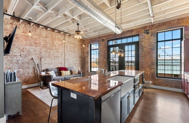 Downtown Urban Loft above Restaurant