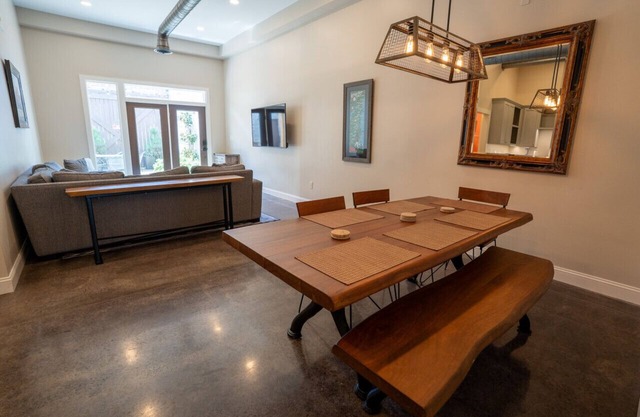Downtown Urban Retreat~ 6 Beds ~Perfect for Groups
