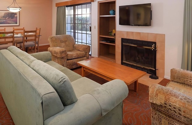 Downtown Vacation! Four Great Units, Pool, Parking, Near Mt. Woodson Golf Club