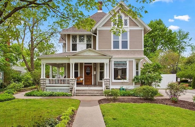 Downtown Victorian Home - 1 Block from the Bentonville Square