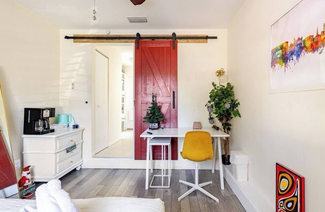 Downtown Walkable WFH with free Washer and Dryer Private Bed & Bath