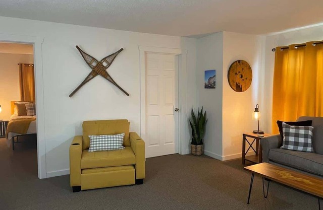 Downtown "Yellow Room" at Villages on Aurora