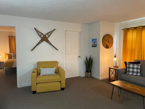 Downtown Yellow Room at Villages on Aurora