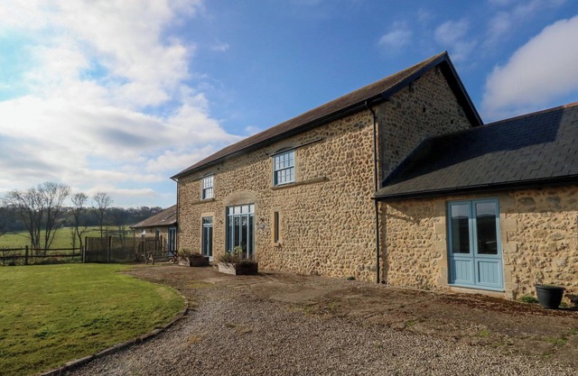 DRACKENORTH, pet friendly, character holiday cottage in Beaminster
