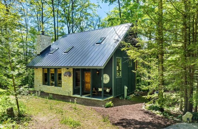 Dragonfly Dell Cottage Enchanting 2-bedroom cottage in Ellison Bay