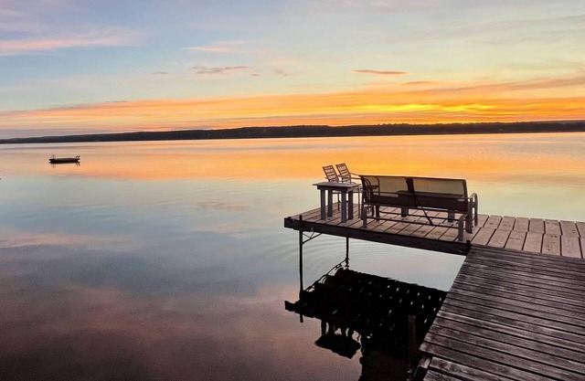 Dragonfly House: Charming lakefront cottage with private dock!