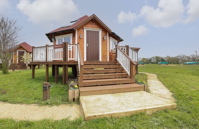 DRAGONFLY RETREAT, romantic, with hot tub in Upper Marham