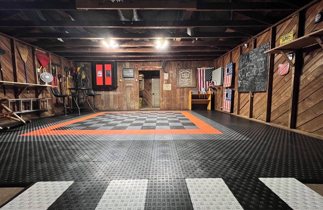 Dragons Lair - motorcycle friendly, all paved roads, lockable garage, no incline