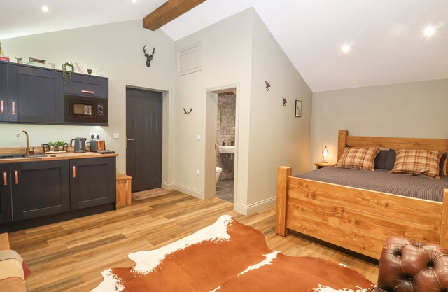 DRAGONSTONE LODGE, pet friendly in East Cowton