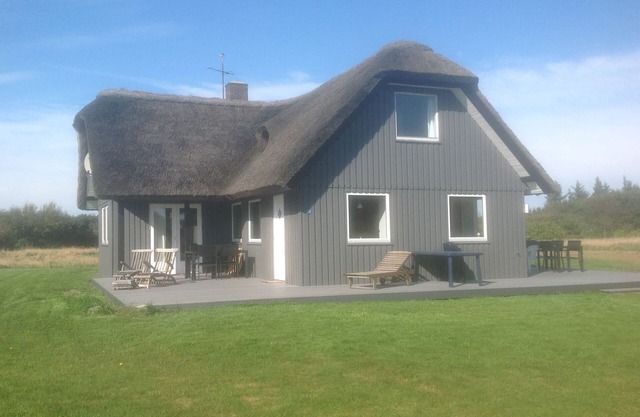 Dragstrup Vig. 130 M2 Holzferienhaus mit Strohdack. 100 M. zum Strand. Wi-fi.