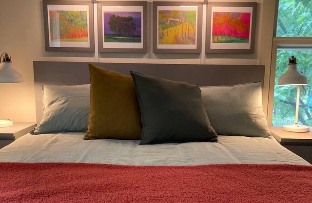 Dramatic Light-filled downtown Apartment!