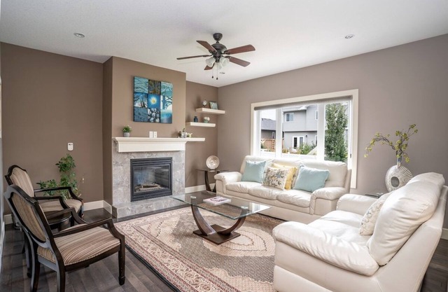 "Dream" 3 Bdrm with garage! Airport 5 mins away!