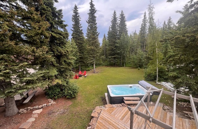 Dream 4-Br 4-Ba | Private Pool & Hot Tub | 2-min DRIVE to Jasper National Park