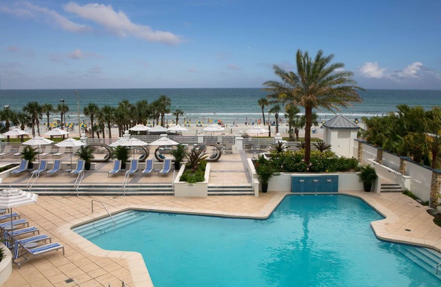 Dream Beach Vacay! Four Units Right on the Beach! 2 Pools, Spa & Parking!