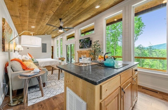 Dream Big in this new Tiny Home! Hot tub, firepit