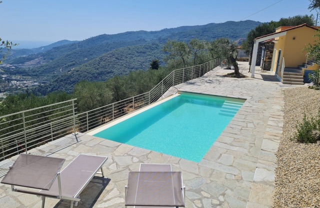 Traumhaus mit Meerblick und beheizbaren Pool & großer Terrasse im Olivenhain