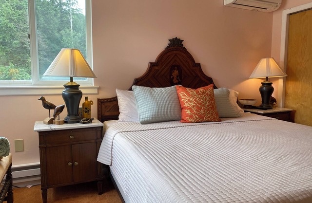 Dream house by a Pond, 3-bed home in Woodridge NY w/WiFi, AC, embraced by trees
