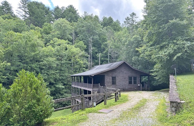Dream on a Stream- Large Rental Cabin near Fontana Lake