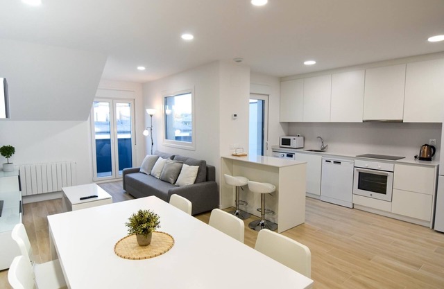 Traum-Penthouse mit Schwimmbad, Minigolf und Kinderspielplatz nur wenige Minuten