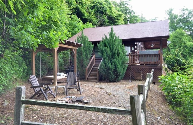 Dreamcatcher-Watershed Cabins-Feuerstelle mit Outdoor Bed Schaukel