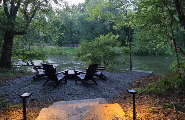 Dreamer- Glamping, Toccoa riverfront, hot tub, bath house, fire pit, hammock.