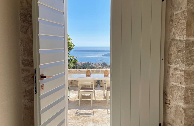 Traumhaftes Steinhaus am Meer: Luxus mit Infinity-Pool und Panoramablick