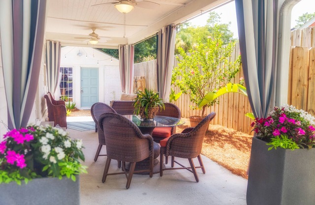 DREAMWOOD -- a historic district Designer's Cottage with private courtyard
