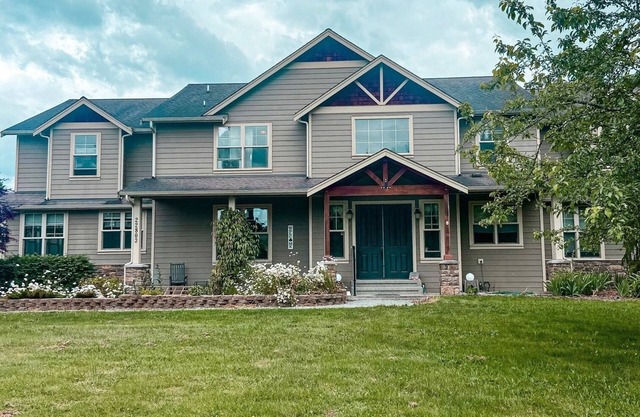 Dreamy 8 bedroom country manor! Tucked in private retreat close to the city <3