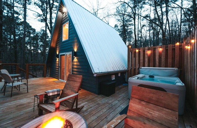 Dreamy A-Frame w/hot tub-Near Pristine Lake Ouachita and Hot Springs National Pk