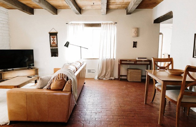 Dreamy Adobe Home: A Peaceful Retreat 1-6 Guests