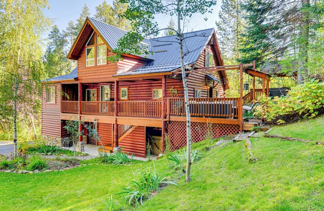 Dreamy Alpine Cabin w/ Hot Tub, Fireplace & More!