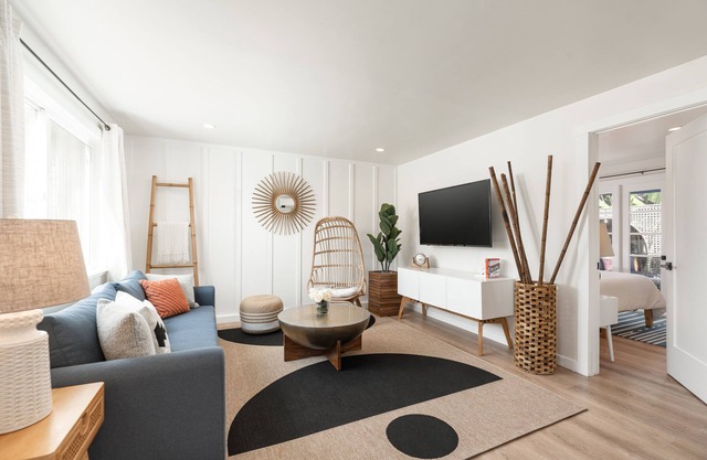 Dreamy Beach Cottage 2 Blocks from Ocean Pet Friendly!