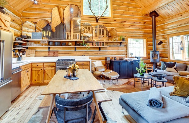 Dreamy Cle Elum Cabin: Hot Tub, Riverfront, Views!
